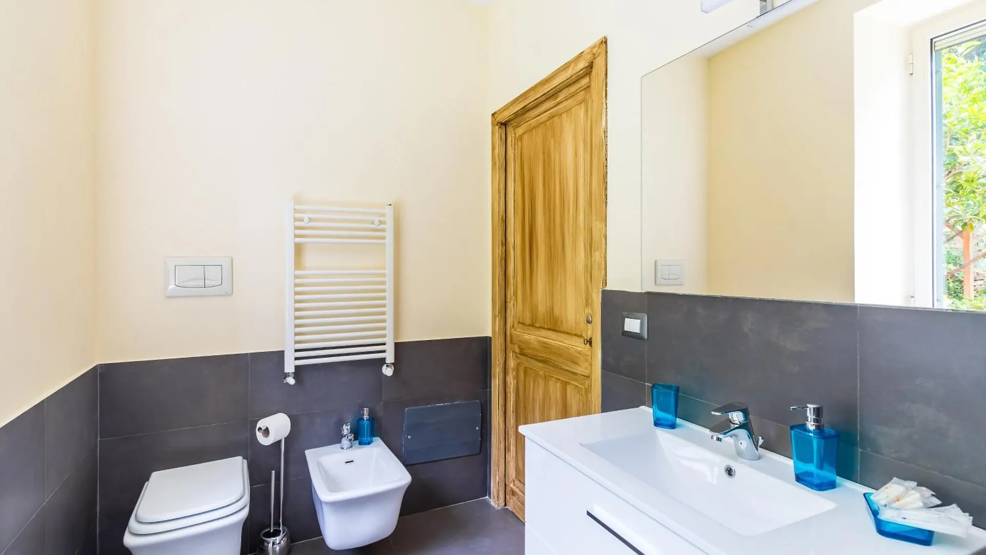 Apartment Villa Dolcevita With Parking By Napoliapartments